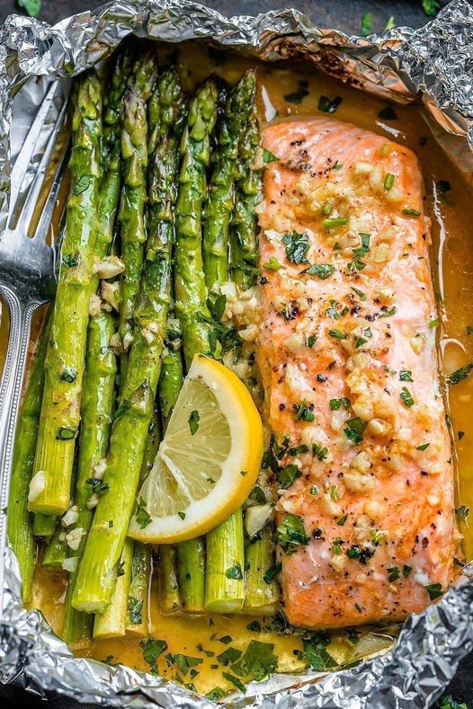 salmon and asparagus in garlic sauce
